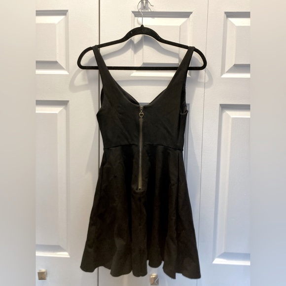 Black Sweetheart Neckline mini dress with Heart Zipper - Picture 2 of 4